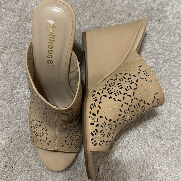 Cute with gold accents sandals - Picture 4 of 6